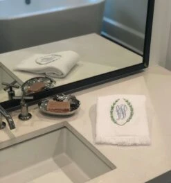 Laurel Wreath Cotton Bath And Hand Towels 13 Laurel Wreath Cotton Bath And Hand Towels -THE HOLIDAY SHOP IMG 1371